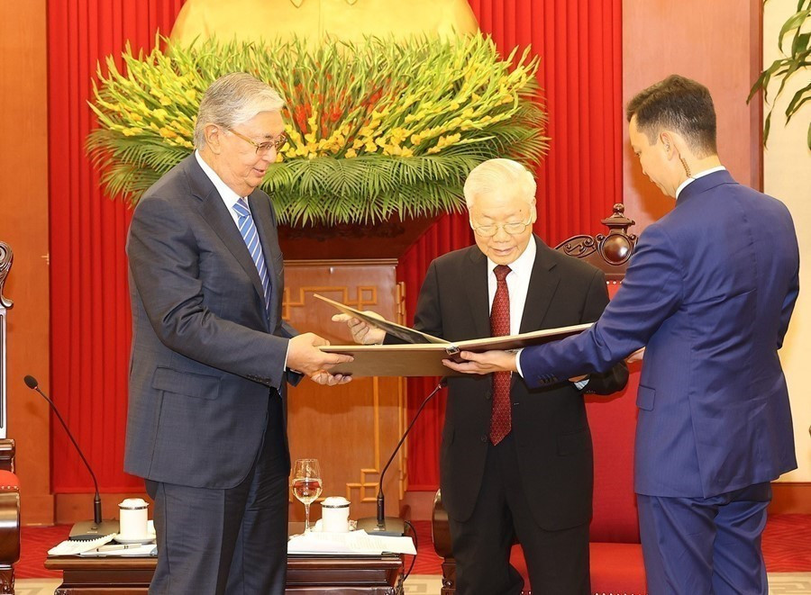 President Tokayev presents Party General Secretary Nguyen Phu Trong with a photo album documenting President Ho Chi Minh’s visit to Kazakhstan in 1959 (Hanoi, August 21, 2023). (Photo: VNA)