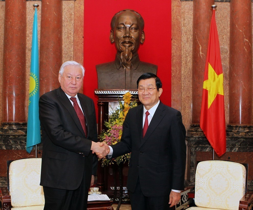 President Truong Tan Sang receives Speaker of the Mazhilis (Lower House) of Kazakhstan Zhakupov Kabibolla Kabenovich during his official visit to Vietnam and attendance at the 132nd IPU Assembly (Hanoi, March 29, 2015). (Photo: VNA)