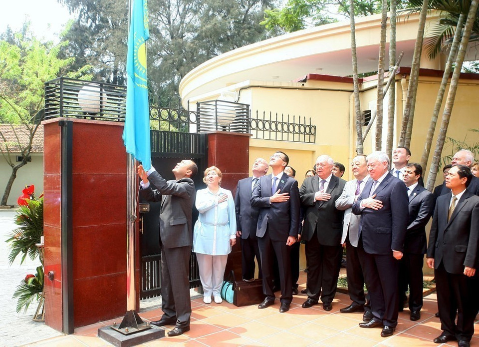 Speaker Zhakupov Kabibolla Kabenovich attend the flag-raising ceremony at the inauguration of the Embassy of Kazakhstan in Vietnam (Hanoi, March 30, 2015). (Photo: VNA)
