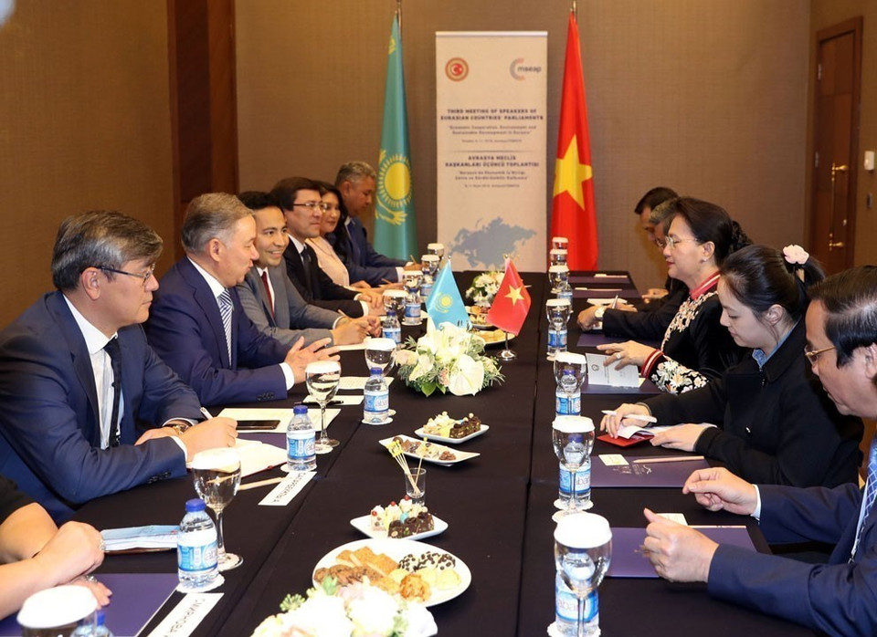 National Assembly Chairwoman Nguyen Thi Kim Ngan meets with Speaker of the Kazakh Mazhilis (Lower House) Nurlan Nigmatulin on the sidelines of the 3rd Meeting of Speakers of Eurasian Countries' Parliaments in Antalya, Turkey (October 9, 2018). (Photo: VNA)