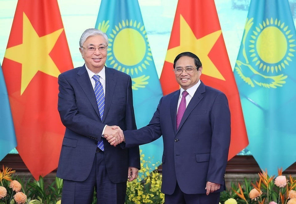 Prime Minister Pham Minh Chinh meets with Kazakh President Kassym-Jomart Tokayev (Hanoi, August 21, 2023) (Photo: VNA)