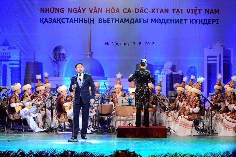 The Days of Kazakh Culture were held for the first time in Hanoi from June 11 to 14, 2013. In the photo: An art performance programme is held in the framework of "The Days of Kazakh Culture" in Hanoi (June, 13, 2013) (Photo: VNA)