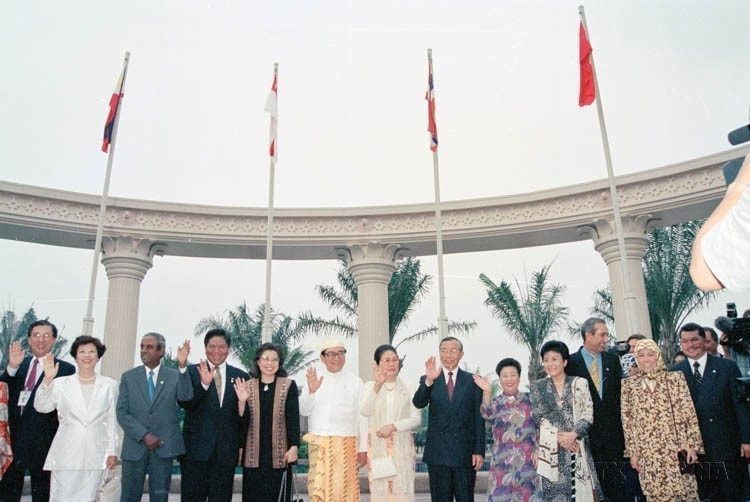 ASEAN Foreign Ministers and their spouses welcome Laos and Myanmar as official ASEAN members (Malaysia, 1997). (Photo: VNA)
