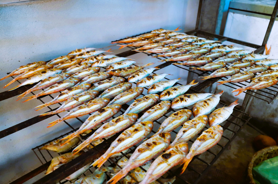 A high-quality charcoal-grilled fish must not be overcooked or scorched, must not become dry or waxy, and must retain its natural sweetness and rich flavour. (Photo: VNA)