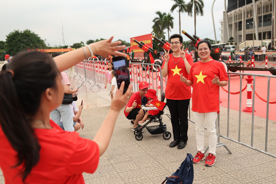 Residents excitedly take commemorative photos with the battery. (Photo: VNA)