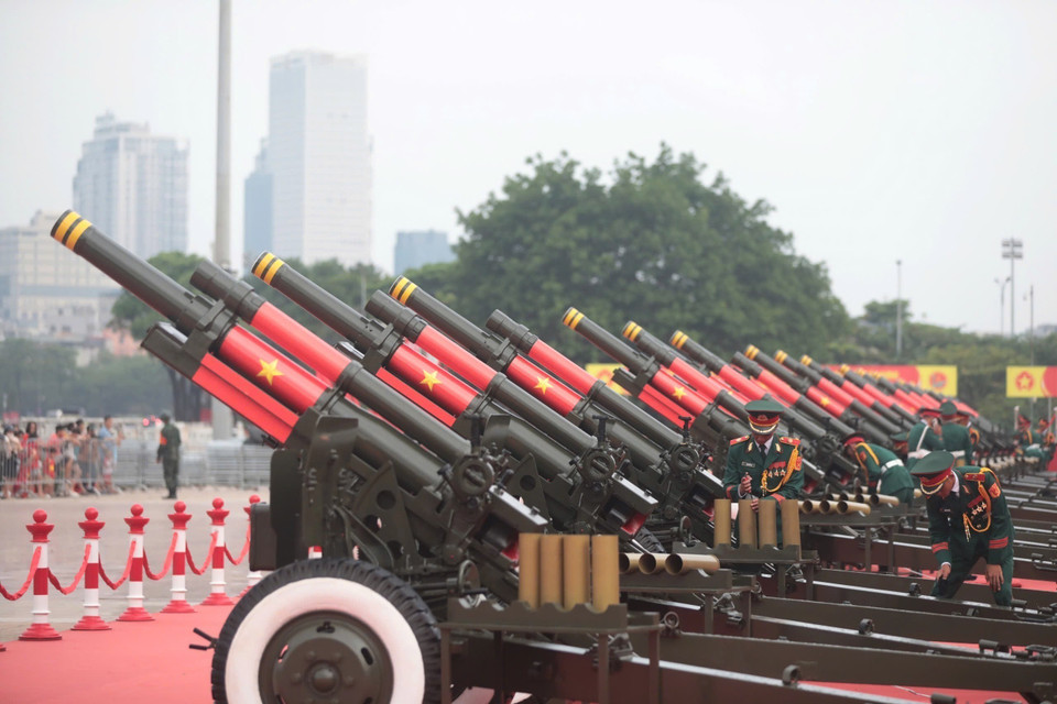 Fifteen guns are arranged at My Dinh National Stadium’s main gate, a spacious, open and dignified location for people and visitors to admire during National Day. (Photo: VNA)