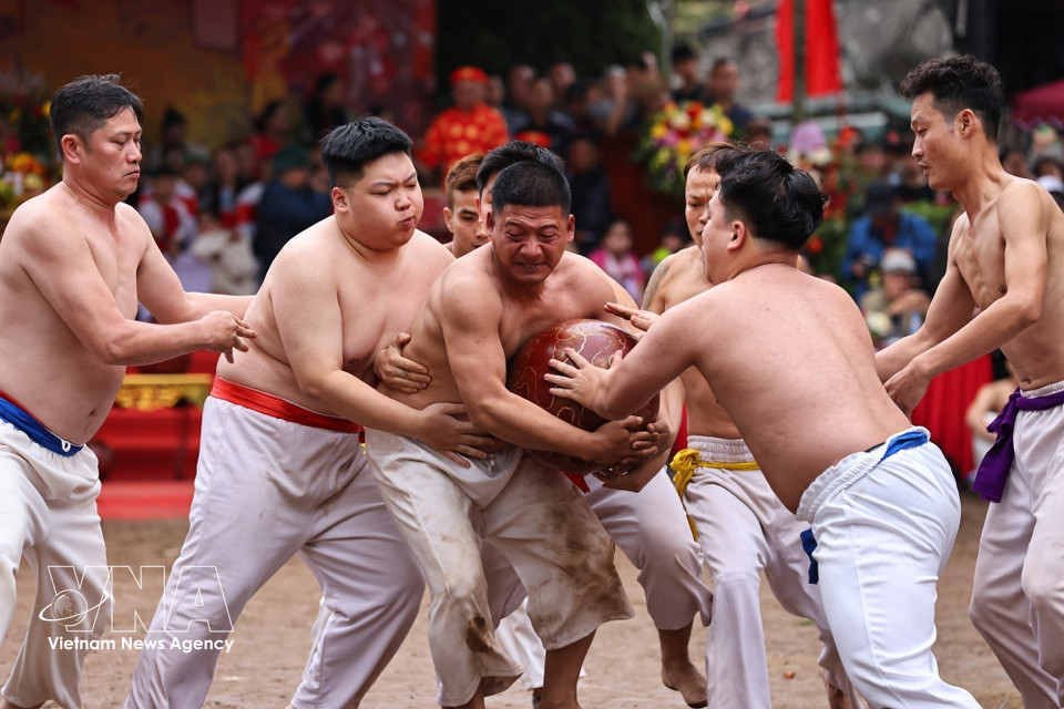 A hard-fought scramble for the ball between competing teams. (Photo: VNA)