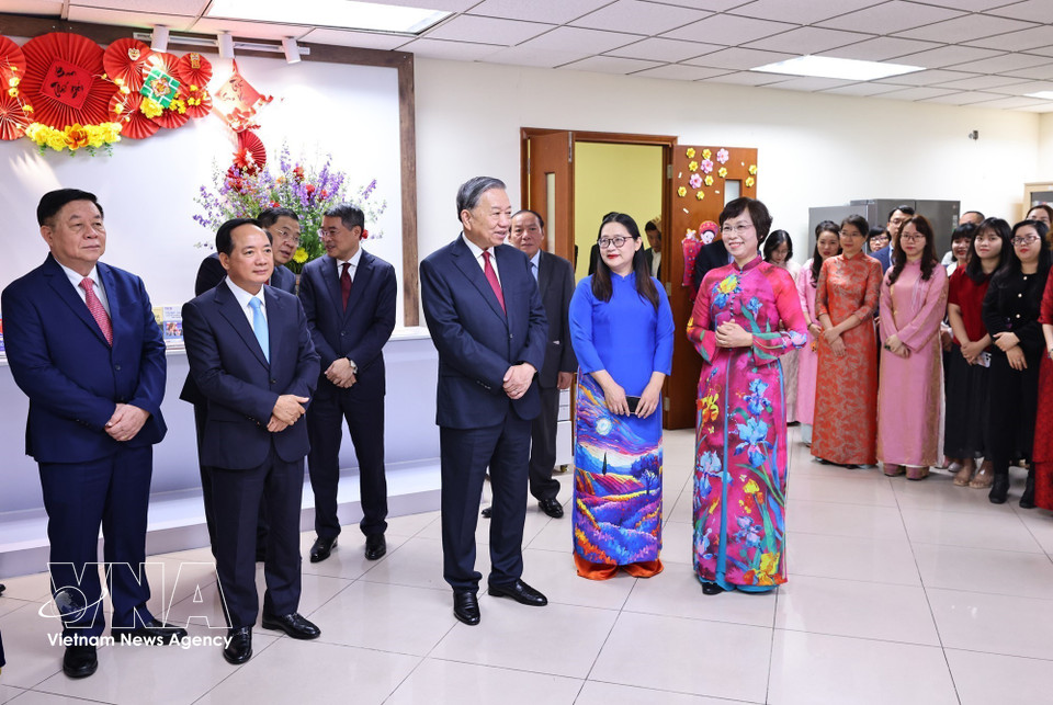 Party General Secretary To Lam extends New Year greetings to officials, reporters and editors of the VNA’s World News Department. (Photo: VNA)