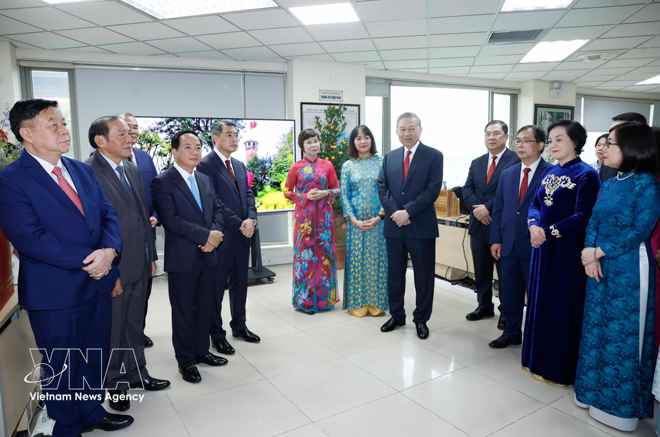 Party General Secretary To Lam extends New Year greetings to officials, reporters and editors of the News for Foreign Service Department. (Photo: VNA)