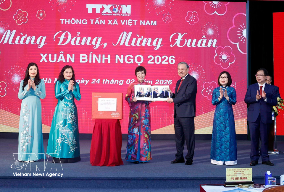 VNA General Director Vu Viet Trang presents Party General Secretary To Lam with a photo book produced by reporters of the VNA’s Photo News Department. (Photo: VNA)