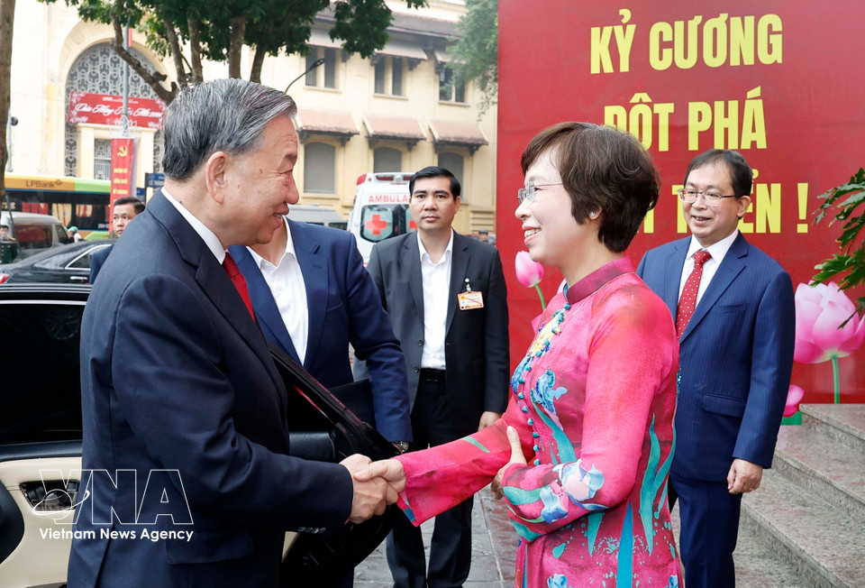 VNA General Director Vu Viet Trang welcomes Party General Secretary To Lam. (Photo: VNA)
