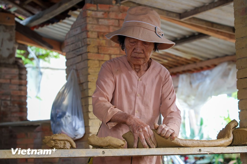 Creating the clay for pottery requires patience and endurance. The skilled hands of the older artisans still tirelessly knead and treat the clay from the Thu Bon River, crafting the finest and most pliable material for the process. (Photo: Vietnam+)