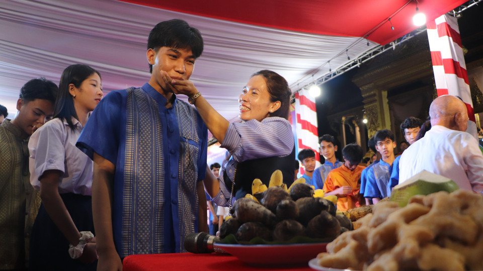 The ceremony features the symbolic offering of flattened young rice, an indispensable item alongside bananas, fruits, tubers, and sweets. (Photo: VNA)