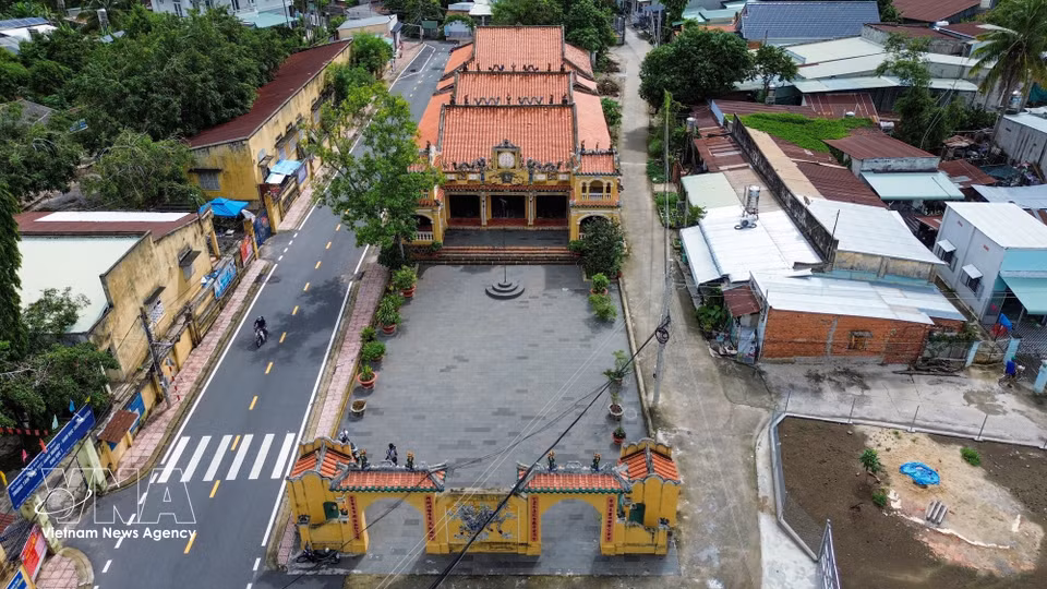 The spacious grounds of Hiep Ninh Communal House provide a venue for cultural and artistic events, helping preserve and promote the site's heritage value within the local community. (Photo: Giang Phuong/VNA)