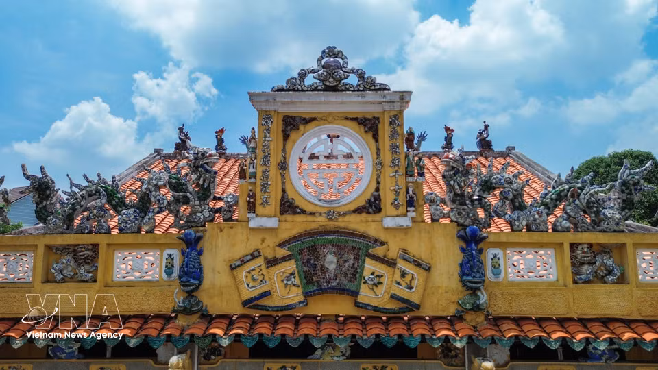 Intricately carved decorative motifs reflect the distinctive craftsmanship of traditional Vietnamese communal house architecture and the cultural aesthetics of East Asia. (Photo: Giang Phuong/VNA)