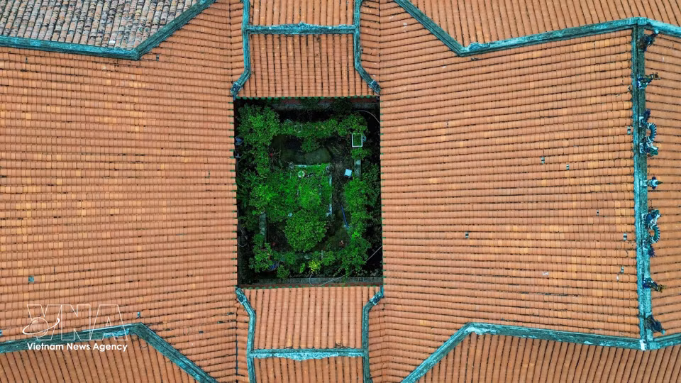 The central skylight allows natural light and ventilation into the communal house, enhancing the solemn atmosphere and timeless beauty of the historic structure. (Photo: Giang Phuong/VNA)