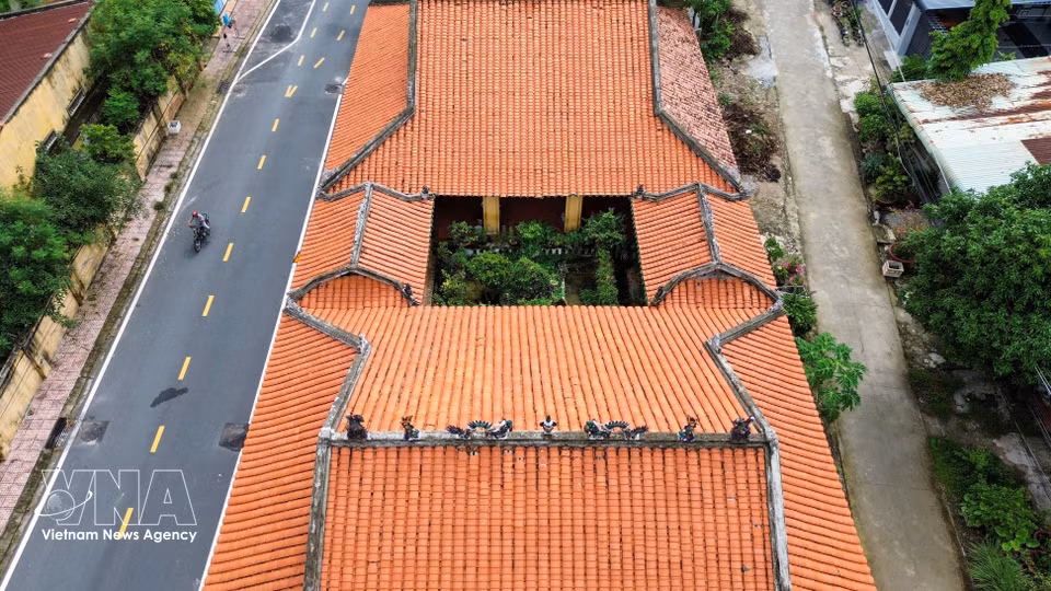 The distinctive architecture of Hiep Ninh Communal House embodies the enduring links between history, architecture and folk beliefs, while telling the story of pioneering settlement, village-building and the preservation of local heritage across generations. (Photo: Giang Phuong/VNA)