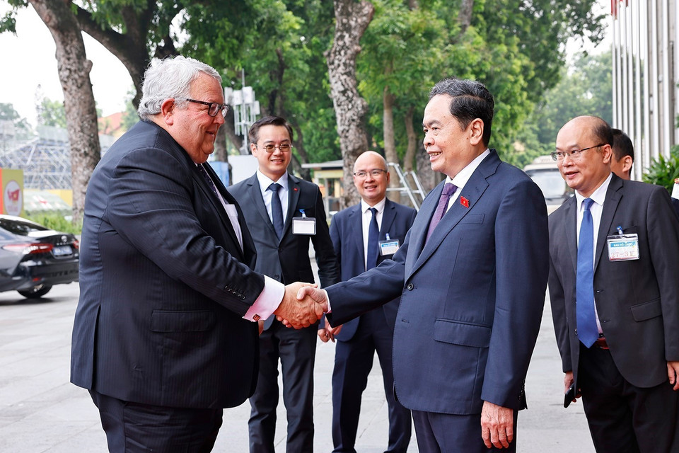 NA Chairman Tran Thanh Man welcomes New Zealand House Speaker Gerry Brownlee on his official visit to Vietnam. (Photo: VNA)