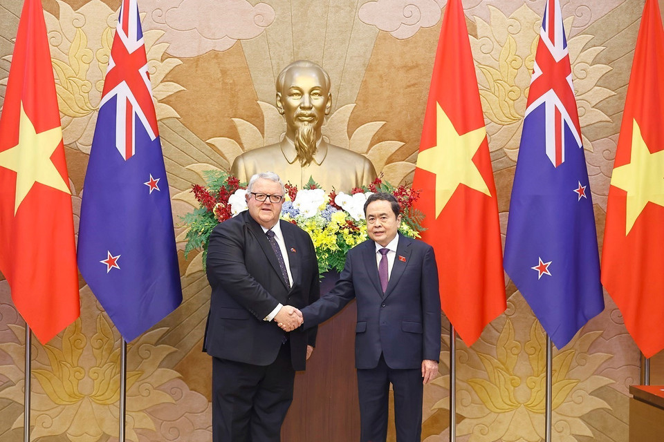 NA Chairman Tran Thanh Man welcomes New Zealand House Speaker Gerry Brownlee. (Photo: VNA)