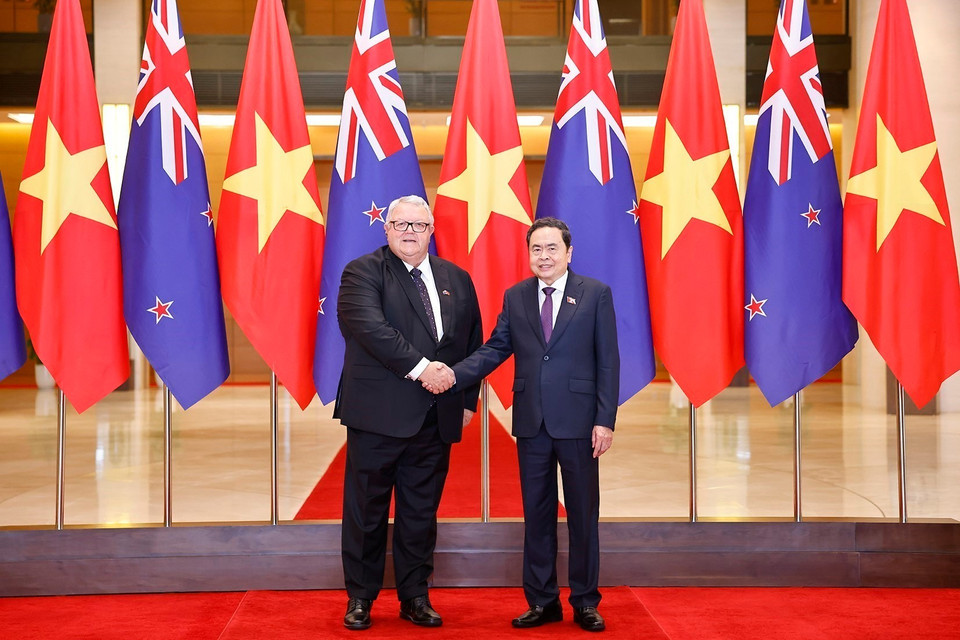 NA Chairman Tran Thanh Man welcomes New Zealand House Speaker Gerry Brownlee. (Photo: VNA)