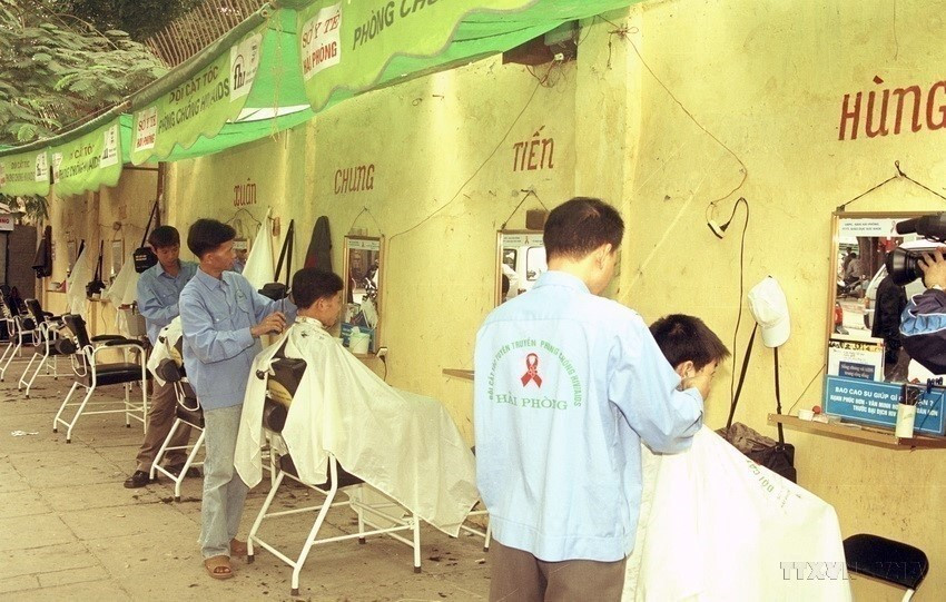 One of barbershops promoting AIDS prevention Hai Phong city. Each year, these barbershops help tens of thousands of people learn how to prevent HIV transmission. (Photo: VNA)