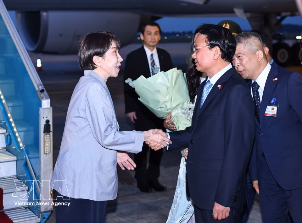 Member of the Party Central Committee and Minister–Chairman of the Government Office Dang Xuan Phong welcomes Prime Minister Takaichi Sanae at Noi Bai International Airport. (Photo: VNA)