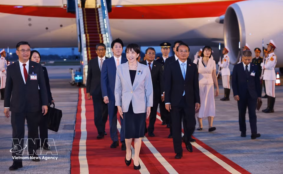 Prime Minister Takaichi Sanae arrives at Noi Bai International Airport in Hanoi, starting her official visit to Vietnam. (Photo: VNA)