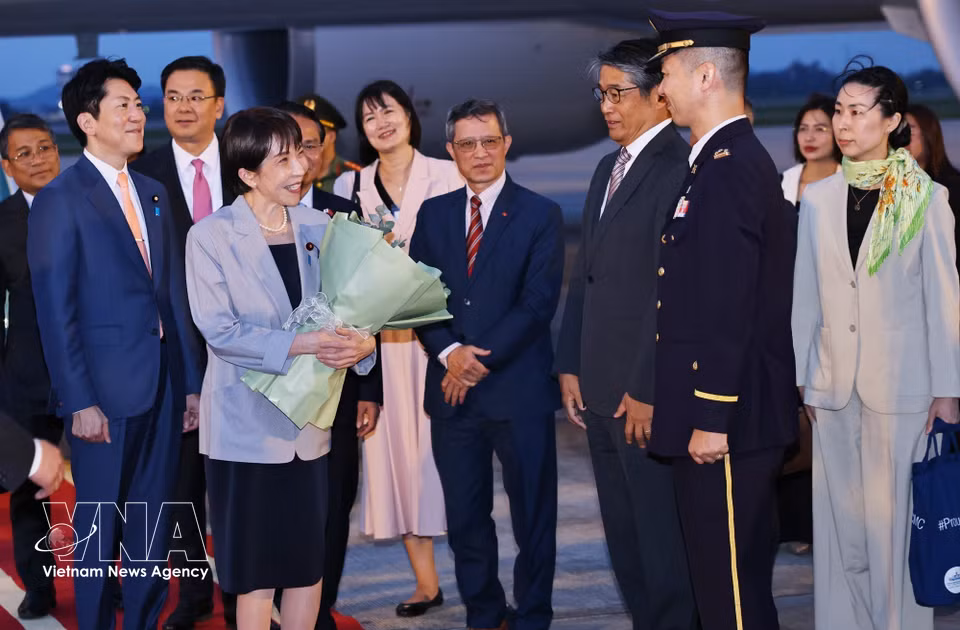 The welcome ceremony for Prime Minister Takaichi Sanae at Noi Bai International Airport in Hanoi. (Photo: VNA)