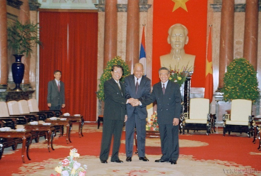 Party General Secretary Le Kha Phieu and President Tran Duc Luong welcome Comrade Khamtay Siphandone, Chairman of the Lao People's Revolutionary Party and President of Laos, at the Presidential Palace, Hanoi, January 4, 1999. (Photo: VNA)