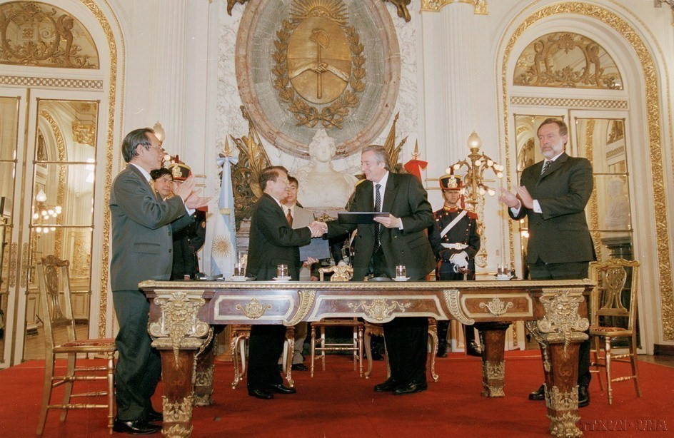 President Tran Duc Luong and Argentine President Néstor Carlos Kirchner sign a Joint Declaration, November 22, 2004. (Photo: VNA)