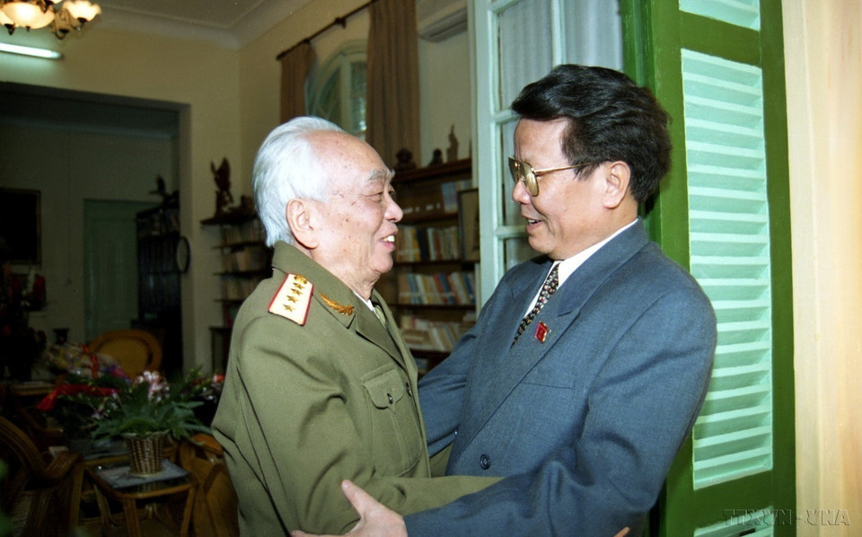 President Tran Duc Luong visits General Vo Nguyen Giap on the occasion of the 55th anniversary of the Vietnam People's Army, 1999. (Photo: VNA)