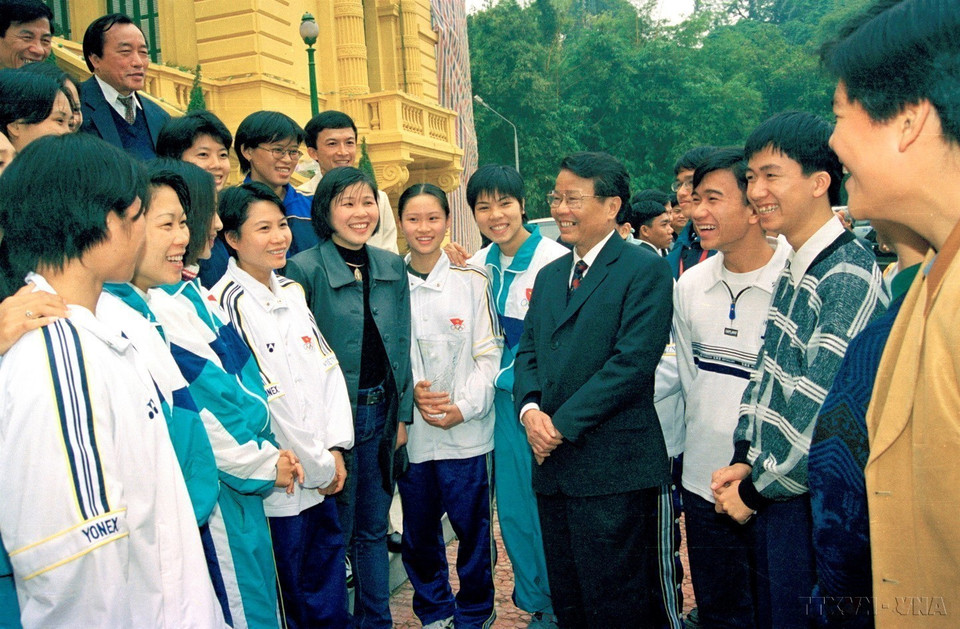 President Tran Duc Luong meets outstanding young talents in education, culture, the arts and sports who achieved top international honours, Hanoi, January 23, 2000. (Photo: VNA)