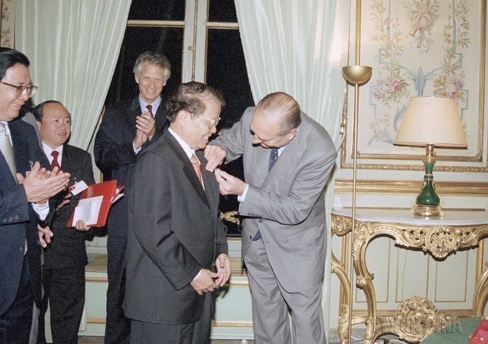 French President Jacques Chirac confers the Grand Cross of the Legion of Honour on President Tran Duc Luong in Paris, October 28, 2002. (Photo: VNA)