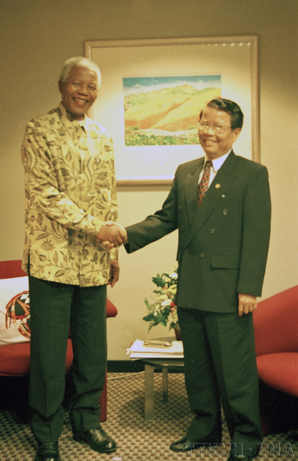 South African President Nelson Mandela, Chairman of the Non-Aligned Movement (NAM), welcomes President Tran Duc Luong to the 12th NAM Summit in South Africa, September 1998. (Photo: VNA)