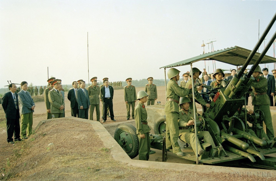 President Tran Duc Luong inspects the training of the 573rd Air Defence Unit under Corps 2, February 8, 1999. (Photo: VNA)