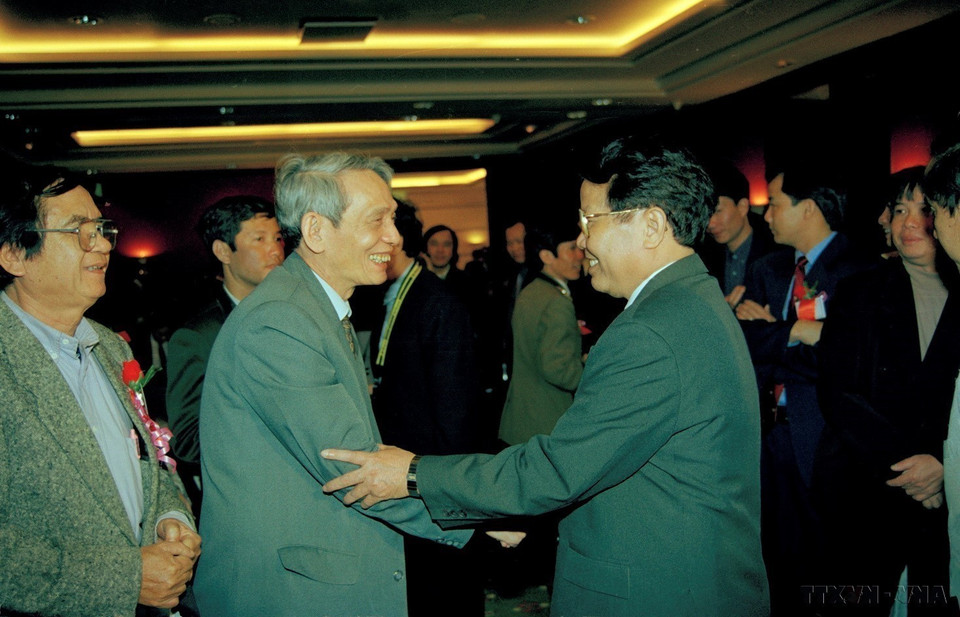 President Tran Duc Luong meets veteran journalist Do Phuong, former General Director of the Vietnam News Agency, during a working visit to the Vietnam Journalists’ Association in 1999. (Photo: VNA)