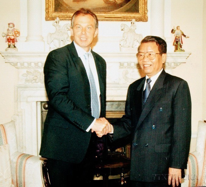 UK Prime Minister Tony Blair receives President Tran Duc Luong during his official visit to the United Kingdom, May 2004. (Photo: VNA)