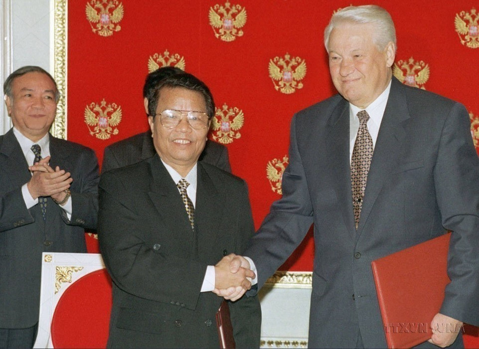 President Tran Duc Luong’s visit to the Russian Federation in August 1998 marked a breakthrough in bilateral cooperation. For the first time, Russian President Boris Yeltsin affirmed that Russia regarded Vietnam as a strategic partner in Southeast Asia. In the photo: President Tran Duc Luong shakes hands with Russian President Boris Yeltsin (Photo: Archive/VNA)
