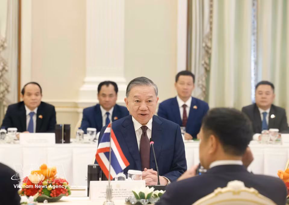 Party General Secretary and State President To Lam delivers remarks at the official talks with Thai Prime Minister Anutin Charnvirakul. (Photo: VNA)