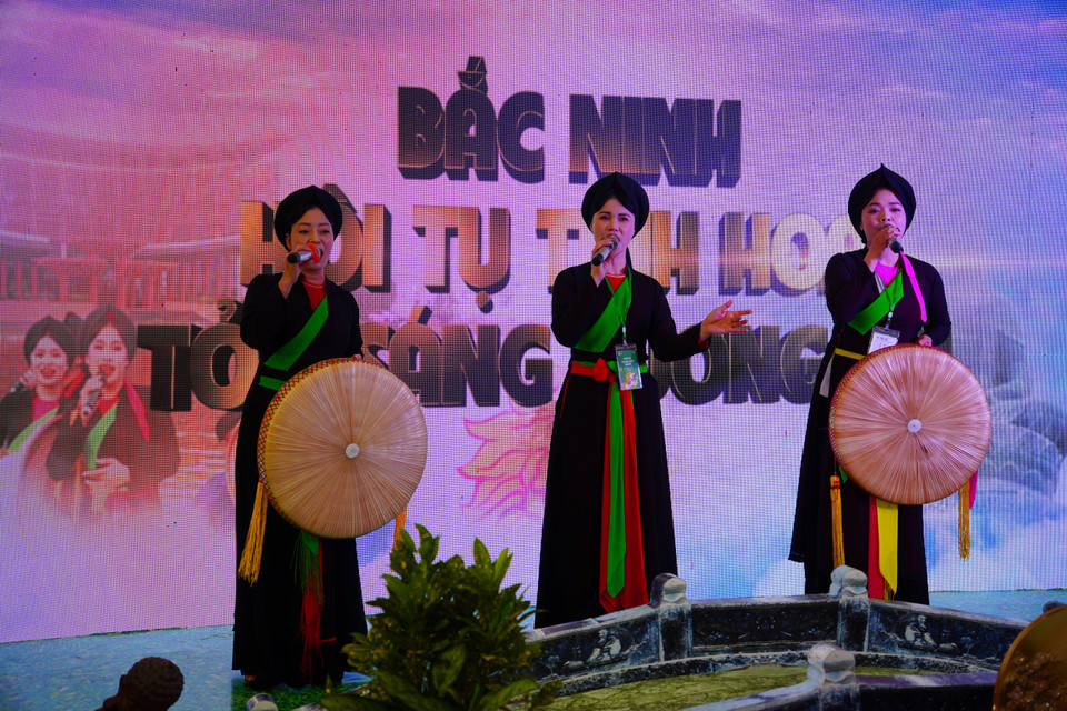 Artists in traditional costumes perform love duet singing. (Photo: VNA)