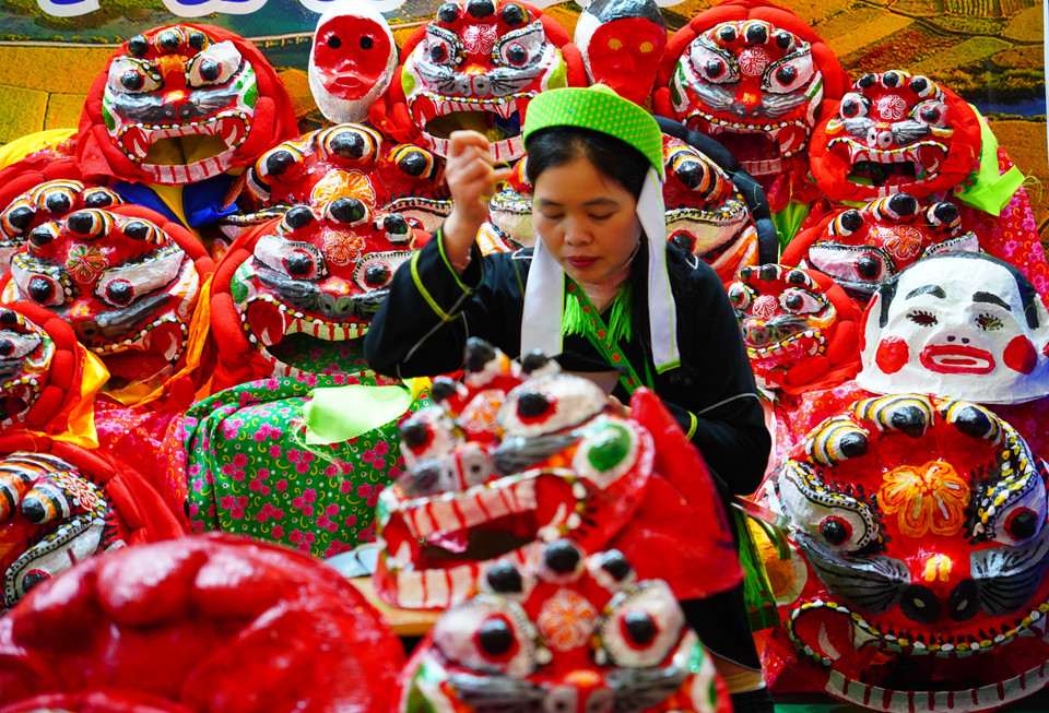 A woman in Nung ethnic costume at the Lang Son province booth. (Photo: VNA)