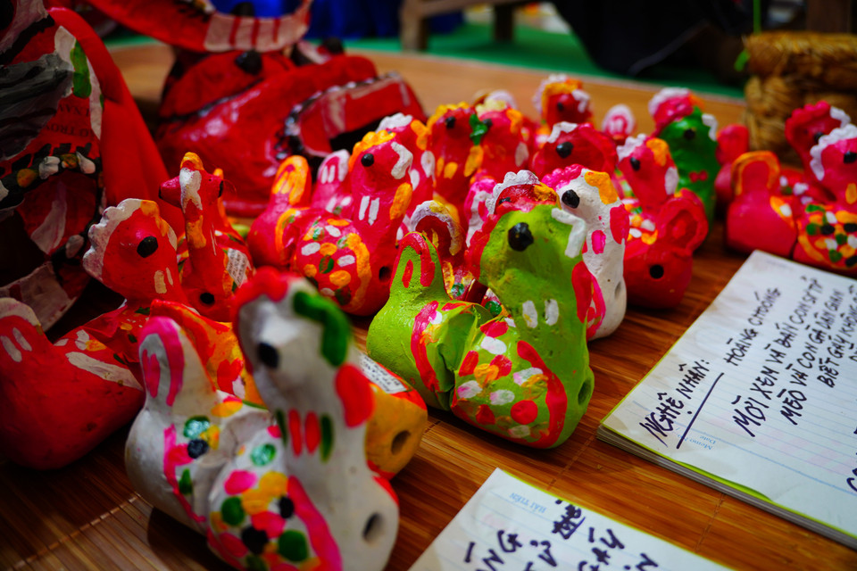 The “folk chicken”, a traditional Tay toy, on sale at the Spring Fair 2026. (Photo: VNA)