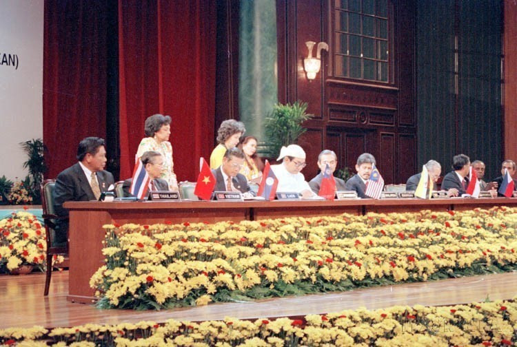 Shortly after joining ASEAN, Vietnam actively promoted the admission of Cambodia, Laos and Myanmar, completing the vision of a 10-member ASEAN. In photo: Foreign Minister Nguyen Manh Cam and other heads of delegation sign documents recognising Laos and Myanmar as official ASEAN members (Malaysia, July 23, 1997). (Photo: VNA)