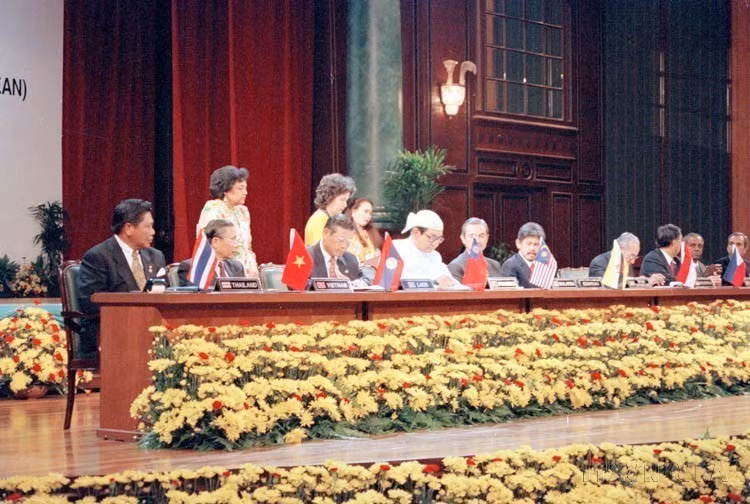Shortly after joining ASEAN, Vietnam actively promoted the admission of Cambodia, Laos and Myanmar, completing the vision of a 10-member ASEAN. In photo: Foreign Minister Nguyen Manh Cam and other heads of delegation sign documents recognising Laos and Myanmar as official ASEAN members (Malaysia, July 23, 1997). (Photo: VNA)