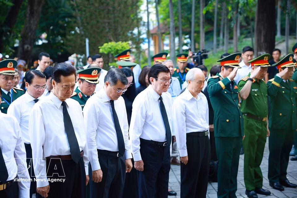 Prime Minister Le Minh Hung and delegates pay tribute to the fallen heroes at Le Thi Rieng Park. (Photo: VNA)