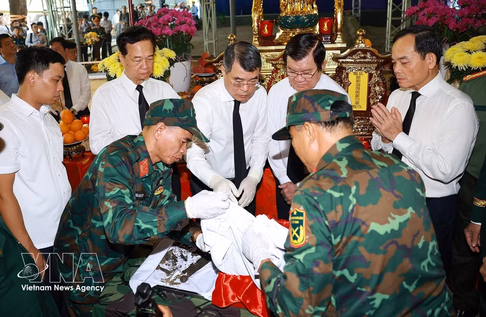 Prime Minister Le Minh Hung joins personnel taking part in the recovery of martyrs’ remains at Le Thi Rieng Park in Hoa Hung ward, Ho Chi Minh City. (Photo: VNA)