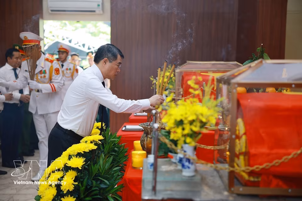 Prime Minister Le Minh Hung offers incense in tribute to the fallen heroes whose remains have been recovered at Le Thi Rieng Park in Hoa Hung ward, Ho Chi Minh City. (Photo: VNA)