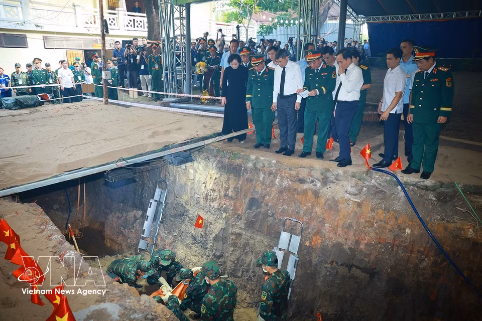 Prime Minister Le Minh Hung inspects the search and recovery operation for martyrs’ remains at Le Thi Rieng Park in Hoa Hung ward, Ho Chi Minh City. (Photo: VNA)