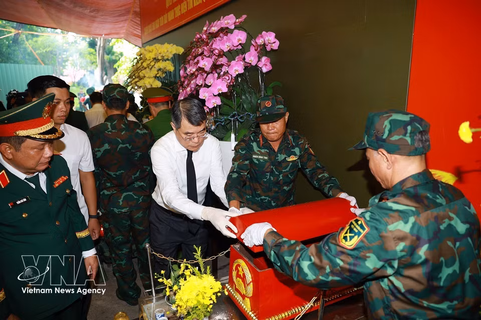 Prime Minister Le Minh Hung joins personnel taking part in the recovery of martyrs’ remains at Le Thi Rieng Park in Hoa Hung ward, Ho Chi Minh City. (Photo: VNA)