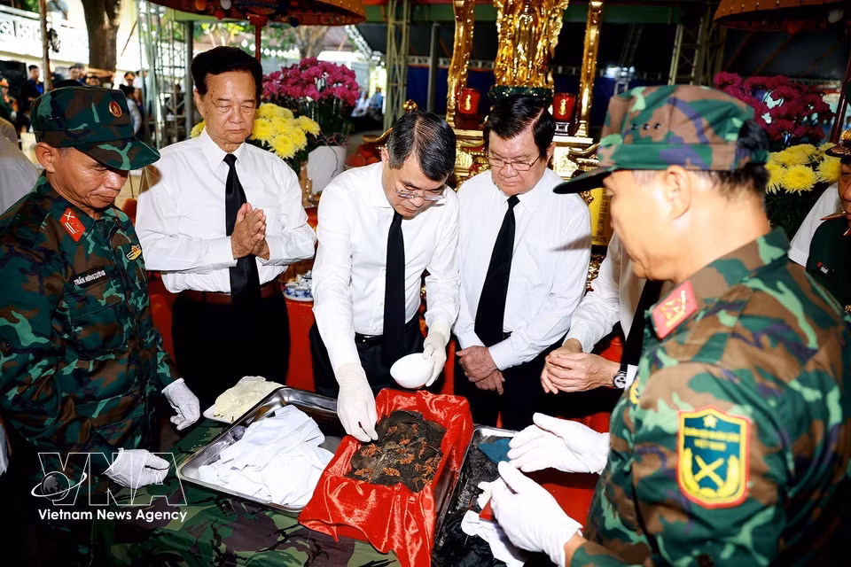 Prime Minister Le Minh Hung joins personnel taking part in the recovery of martyrs’ remains at Le Thi Rieng Park in Hoa Hung ward, Ho Chi Minh City. (Photo: VNA)